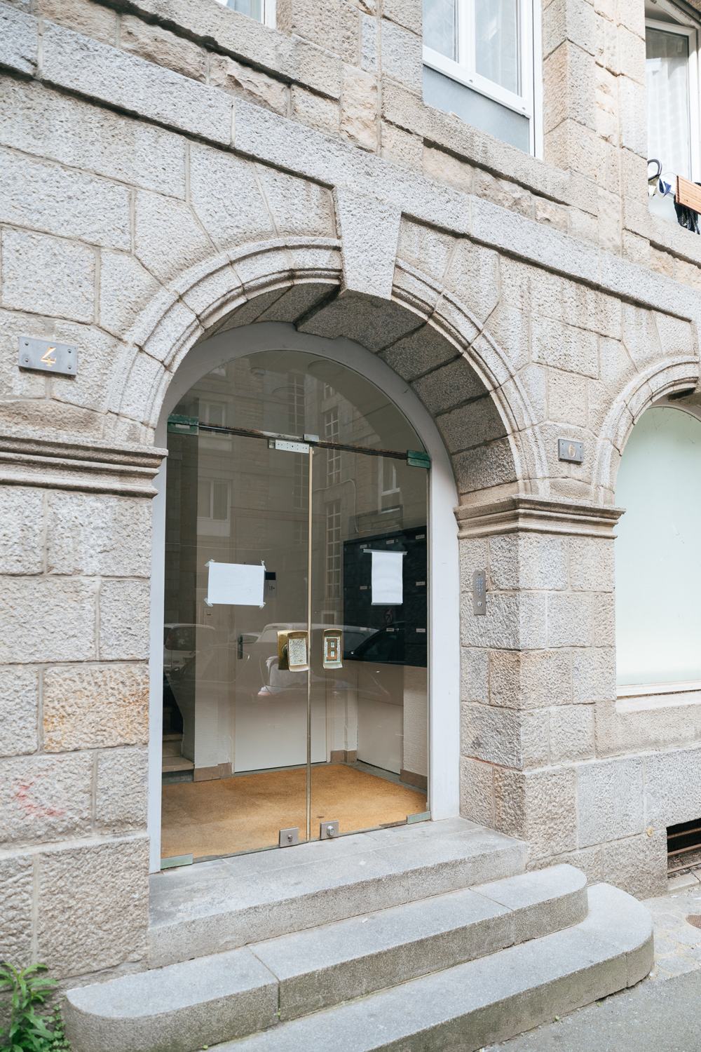 Votre porte d'entrée : l'arche de granit et son digicode